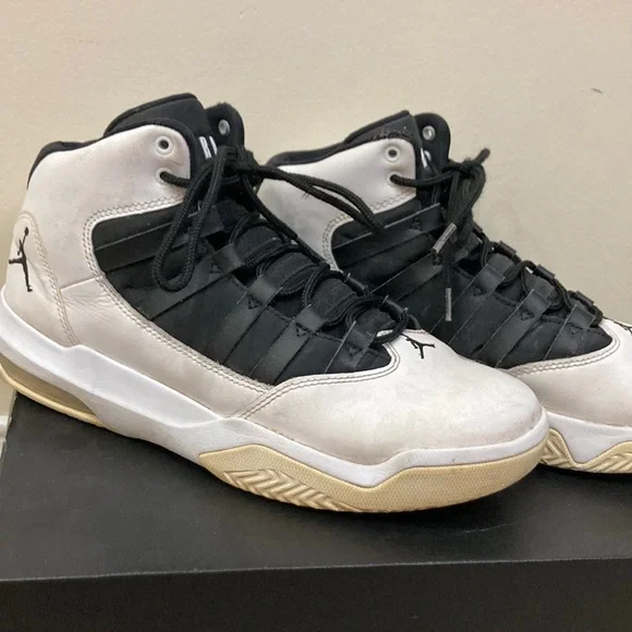 Jordan Max Aura GS - Picture 2 of 6